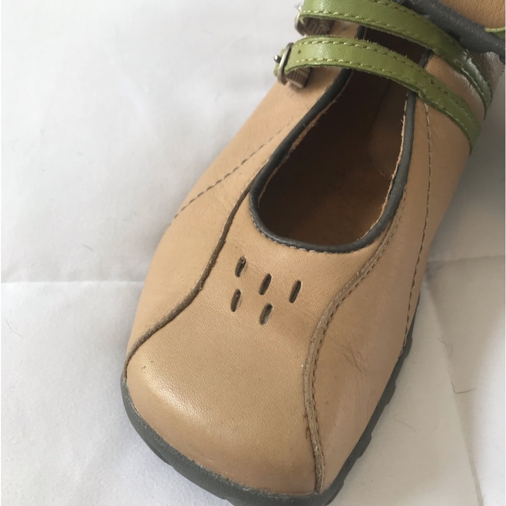NWOT Caterpillar Inc. Mary Janes. Size 6. - Picture 8 of 16